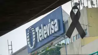 El moño negro comenzó a verse a partir de las 19:00 horas en toda su programación