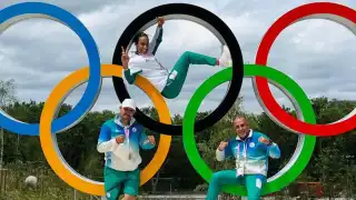 Su pelea en París continúa