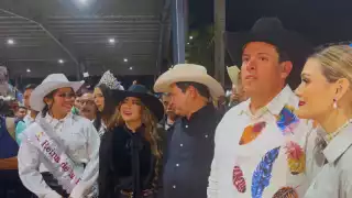 El Huacho Mena en un recorrido en la feria