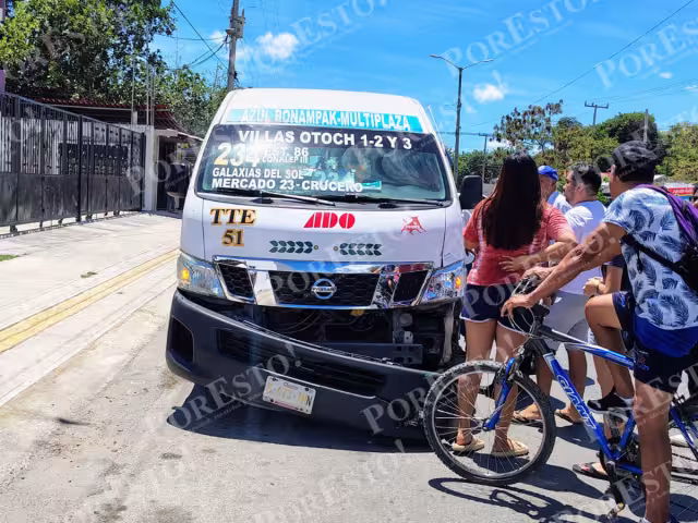 El operador después de impactar a la mujer, se detuvo calles después, causando el enojo de los vecinos