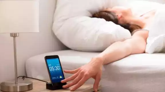 El uso de un celular puede eliminar la rutina de despertarse El uso de un celular puede eliminar la rutina de despertarse