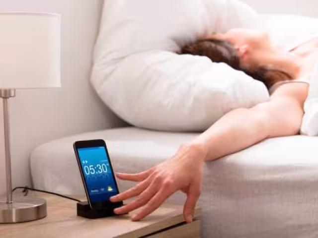 El uso de un celular puede eliminar la rutina de despertarse