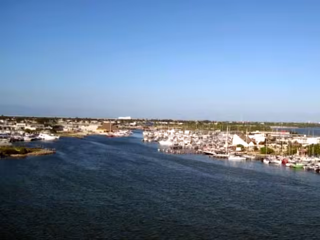 Los paramédicos, que acudieron de inmediato al llamado, confirmaron el deceso e indicaron que la posible causa de la muerte del hombre fue la descompresión