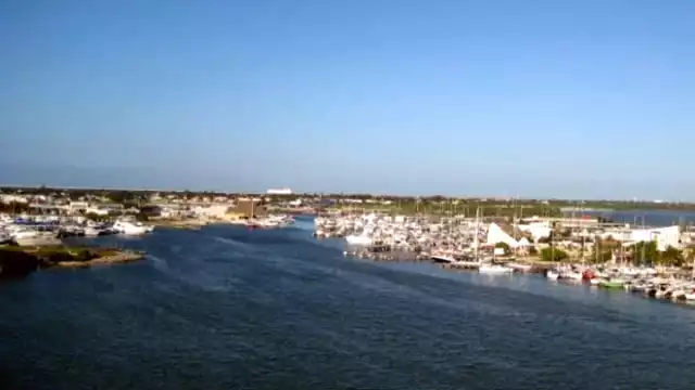 Los paramédicos, que acudieron de inmediato al llamado, confirmaron el deceso e indicaron que la posible causa de la muerte del hombre fue la descompresión