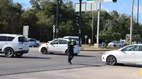 Agentes de Tránsito se colocaron en las avenidas principales para dirigir a los automovilistas. Usuarios lamentaron que la paraestatal afecte siempre las mismas zonas