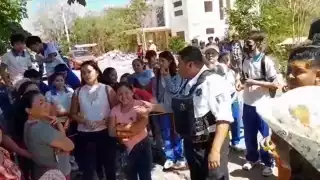 Padres de familia bloquean carretera estatal Santa Cruz–Dzitbalché por falta de luz en telesecundaria