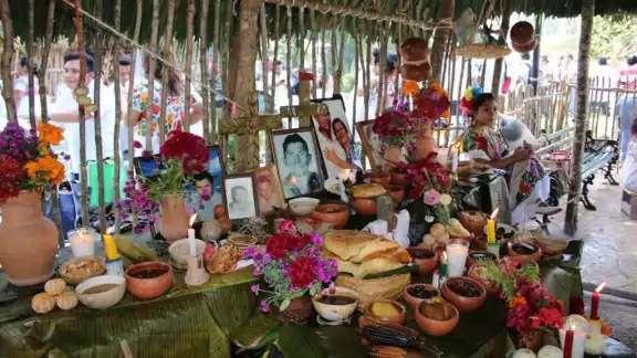 Relación entre la Religión Católica y el Hanal Pixán en el Sureste de México Relación entre la Religión Católica y el Hanal Pixán en el Sureste de México
