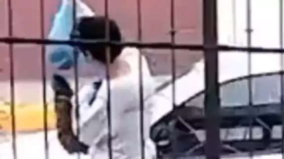 Un video captó el momento en que el bebé fue abandonado en la calle Un video captó el momento en que el bebé fue abandonado en la calle