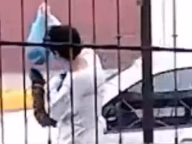 Un video captó el momento en que el bebé fue abandonado en la calle