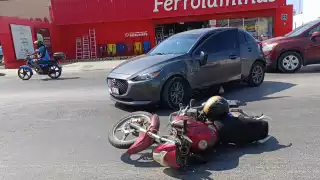 Imprudente conductora choca contra  motociclista en la avenida Obregón de Campeche 
