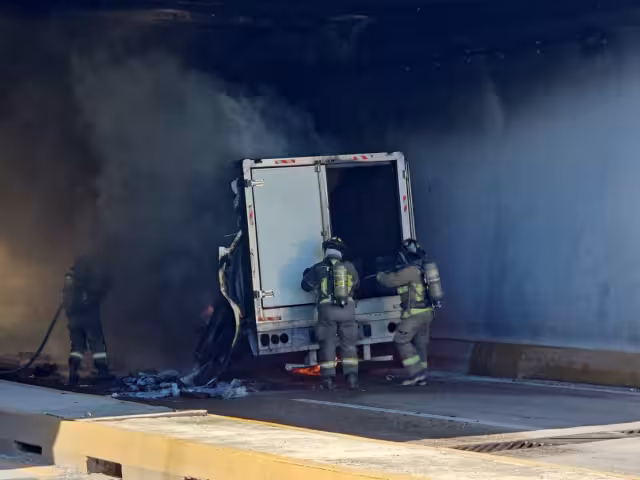 Falla mecánica provoca el incendio de un camión de carga en Cancún