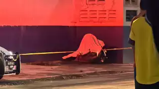 Ebrio pierde la vida  en Campeche; estrelló su motocicleta contra el muro de una bodega en Lerma