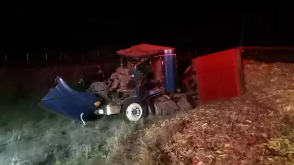 Un camión cargado con caña volcó anoche en la carretera Champotón-Campeche Un camión cargado con caña volcó anoche en la carretera Champotón-Campeche