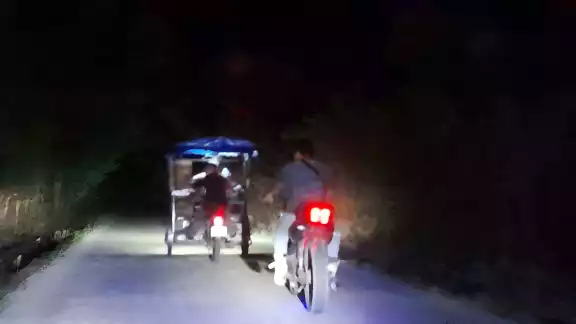 Dos menores derrapan en motocicleta al tomar una curva rumbo a San Antonio Sahcabchén. Dos menores derrapan en motocicleta al tomar una curva rumbo a San Antonio Sahcabchén.