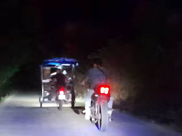 Dos menores derrapan en motocicleta al tomar una curva rumbo a San Antonio Sahcabchén.