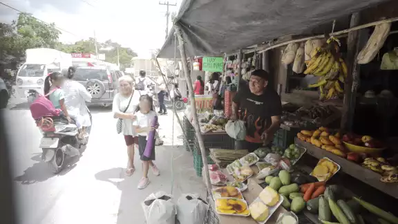 Amas de casas se quejan porque, al ir al mercado, el gasto rinde menos y los productos que antes eran accesibles hoy pesan más en el bolsillo familiar. Amas de casas se quejan porque, al ir al mercado, el gasto rinde menos y los productos que antes eran accesibles hoy pesan más en el bolsillo familiar.