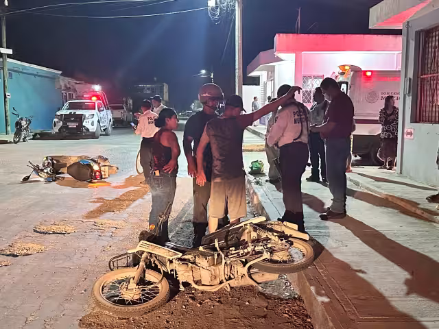 Cuatro personas resultaron con lesiones leves en un choque de motocicletas en la colonia Morelos