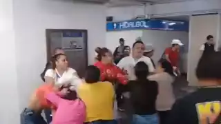 Captan pelea campal entre vendedores del Metro CDMX