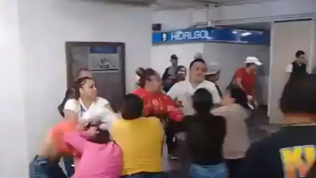 Captan pelea campal entre vendedores del Metro Hidalgo en la CDMX