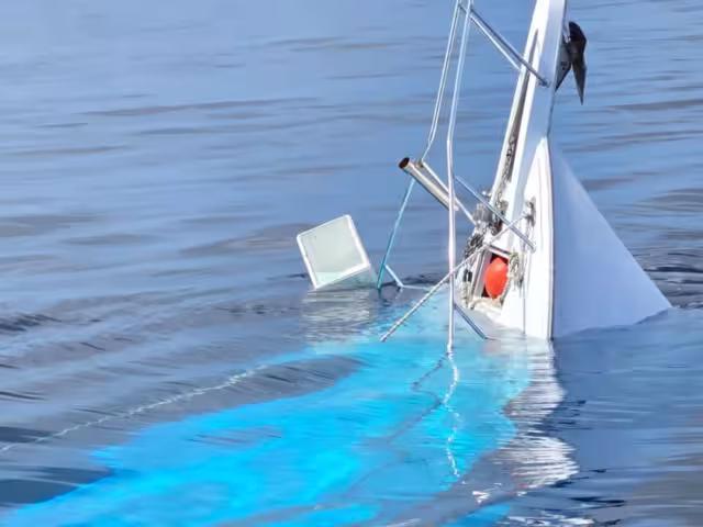 Yate hundido en Progreso continúa flotando con la proa en la superficie