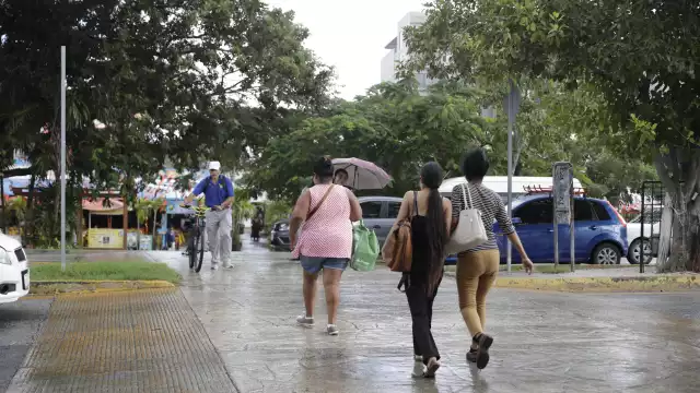 Se recomienda a la población cancunense tomar precauciones al salir debido al clima