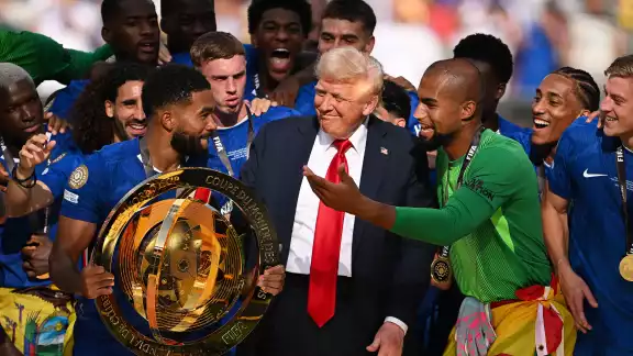 El presidente Donald Trump entregó el trofeo al Chelsea y se quedó con los jugadores. El presidente Donald Trump entregó el trofeo al Chelsea y se quedó con los jugadores.