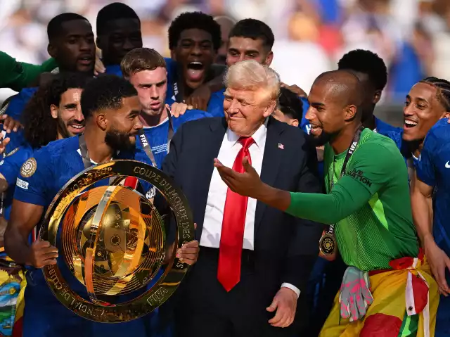 El presidente Donald Trump entregó el trofeo al Chelsea y se quedó con los jugadores.