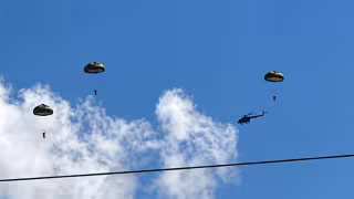 Helicóptero y paracaidistas de la Marina sorprenden a vecinos de Champotón, Campeche