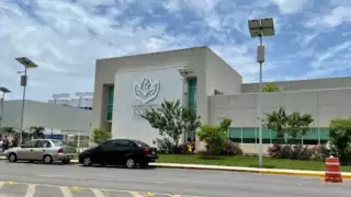 Sexagenario falleció en un automóvil frente al Issste.