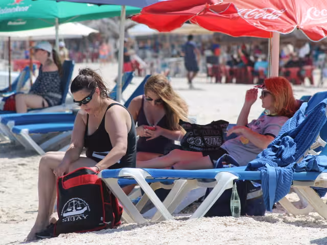 El calor intenso y la brisa fresca hicieron que los extranjeros aprovecharan su estancia en las playas y consumieran los servicios que ofrecían los locales