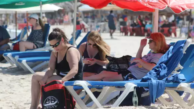 El calor intenso y la brisa fresca hicieron que los extranjeros aprovecharan su estancia en las playas y consumieran los servicios que ofrecían los locales
