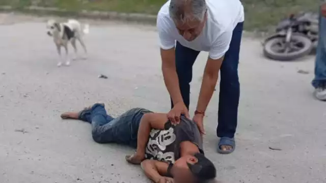 Un joven en motocicleta negra sin placa fue gravemente lesionado al ser arrollado por un automóvil blanco en Xpujil, Calakmul.