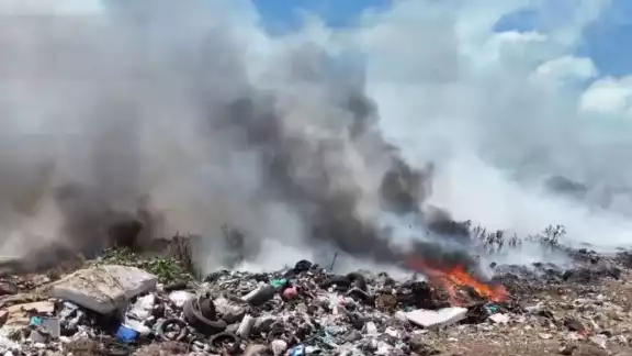 El efecto lupa pudo haber iniciado el incendio en el basurero. El efecto lupa pudo haber iniciado el incendio en el basurero.