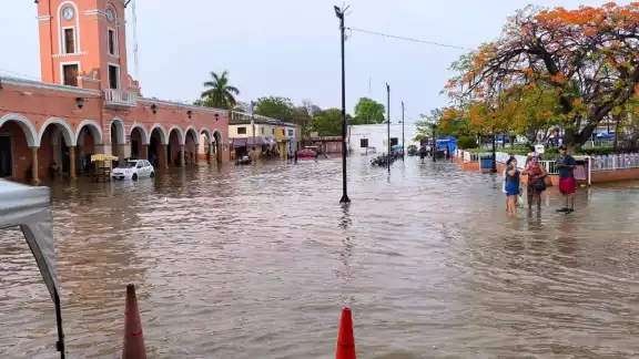 El primer cuadro del centro de Maxcanú resultó inundado por las lluvias El primer cuadro del centro de Maxcanú resultó inundado por las lluvias