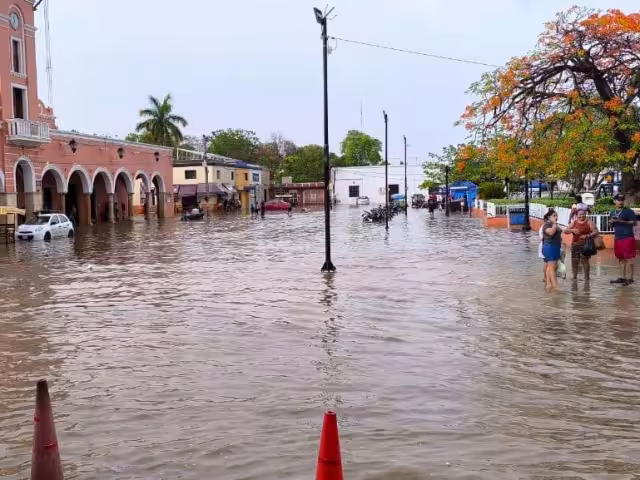El primer cuadro del centro de Maxcanú resultó inundado por las lluvias