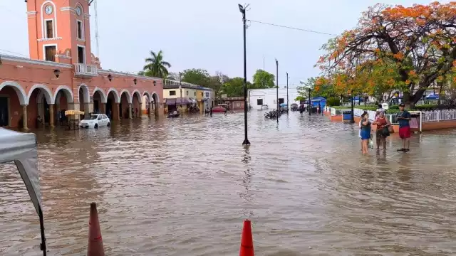 El primer cuadro del centro de Maxcanú resultó inundado por las lluvias