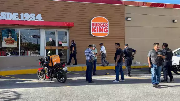 Una fuerte movilización policiaca se registró en Burger King de Plaza Real. Una fuerte movilización policiaca se registró en Burger King de Plaza Real.
