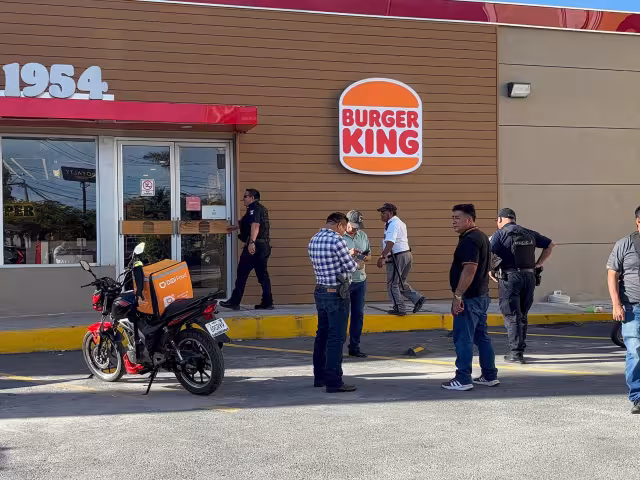 Una fuerte movilización policiaca se registró en Burger King de Plaza Real.