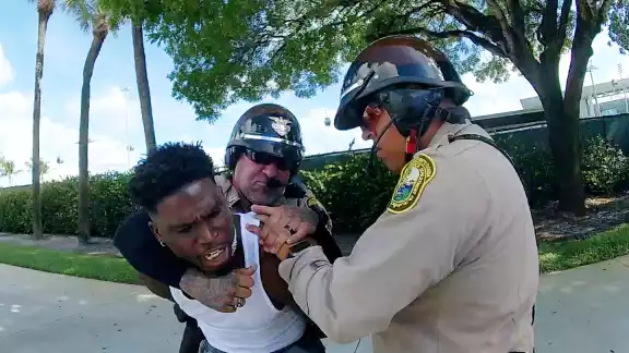 El jugador de la NFL fue detenido con exceso de violencia El jugador de la NFL fue detenido con exceso de violencia