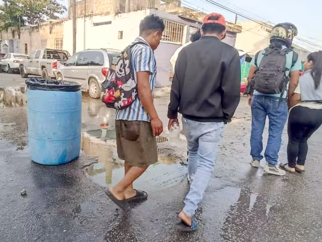 Por el desbordamiento de desechos líquidos en la calle 133 Norte, esquina con 18, habitantes afrontan pérdidas económicas