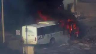 Las llamas consumieron por completo la unidad de transporte.