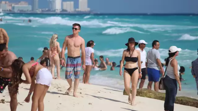 La playa se encuentra en la Zona Hotelera de Cancún y es considerada la mejor del destino