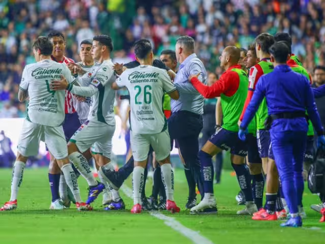 Momento clave de la patada a James