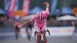 México vuela en el Giro de Italia: Isaac Del Toro gana la etapa 17 con la maglia rosa