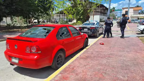 La mujer se retiró del lugar después de vandalizar el auto, por lo que no fue detenida