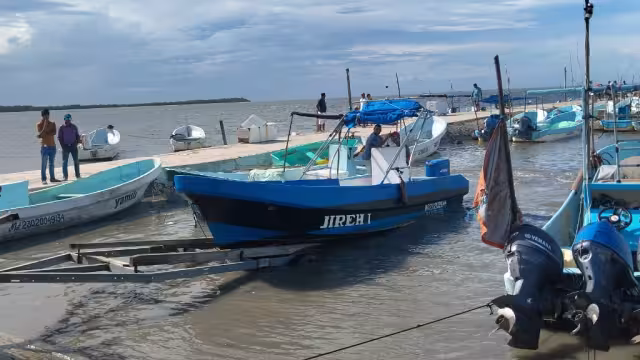 Pescadores y prestadores de Chiquilá se preparan ante la llegada de la Tormenta Tropical "Helene"
