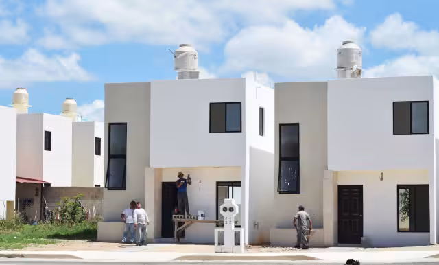 Las primeras 2 mil 500 casas del programa se terminarán a fi nales de mayo, anuncia el Infonavit