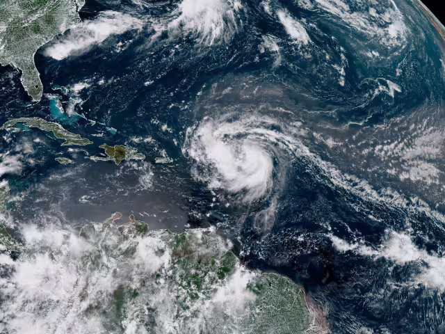 Erin alcanzó vientos máximos sostenidos de hasta 137 km/h y se espera se intensifiquen más.