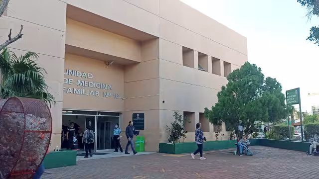 Los pacientes aseguran que los vigilantes no toman en cuenta las condiciones de los pacientes, por lo que les alzan la voz y los apresuran