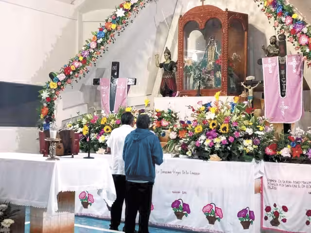 Durante la acostumbrada feria de diciembre, los oradores elevan plegarias y presentan obsequios a la Virgen, rituales impregnados de la cosmovisión local.